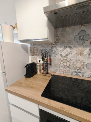Kühlschrank, Ofen, Wasserkocher mit Kaffee-/Teezubehör, Wasserkocher
