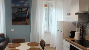 Fridge, oven, coffee/tea maker, electric kettle