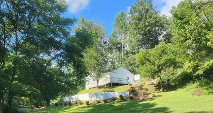 Cozy Creekside- Bakersville NC