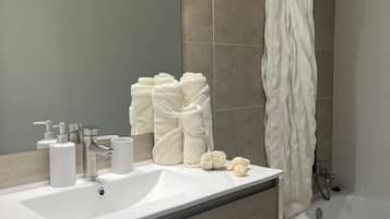 Apartment | Badezimmer | Duschwanne, Regendusche, Haartrockner, Handtücher