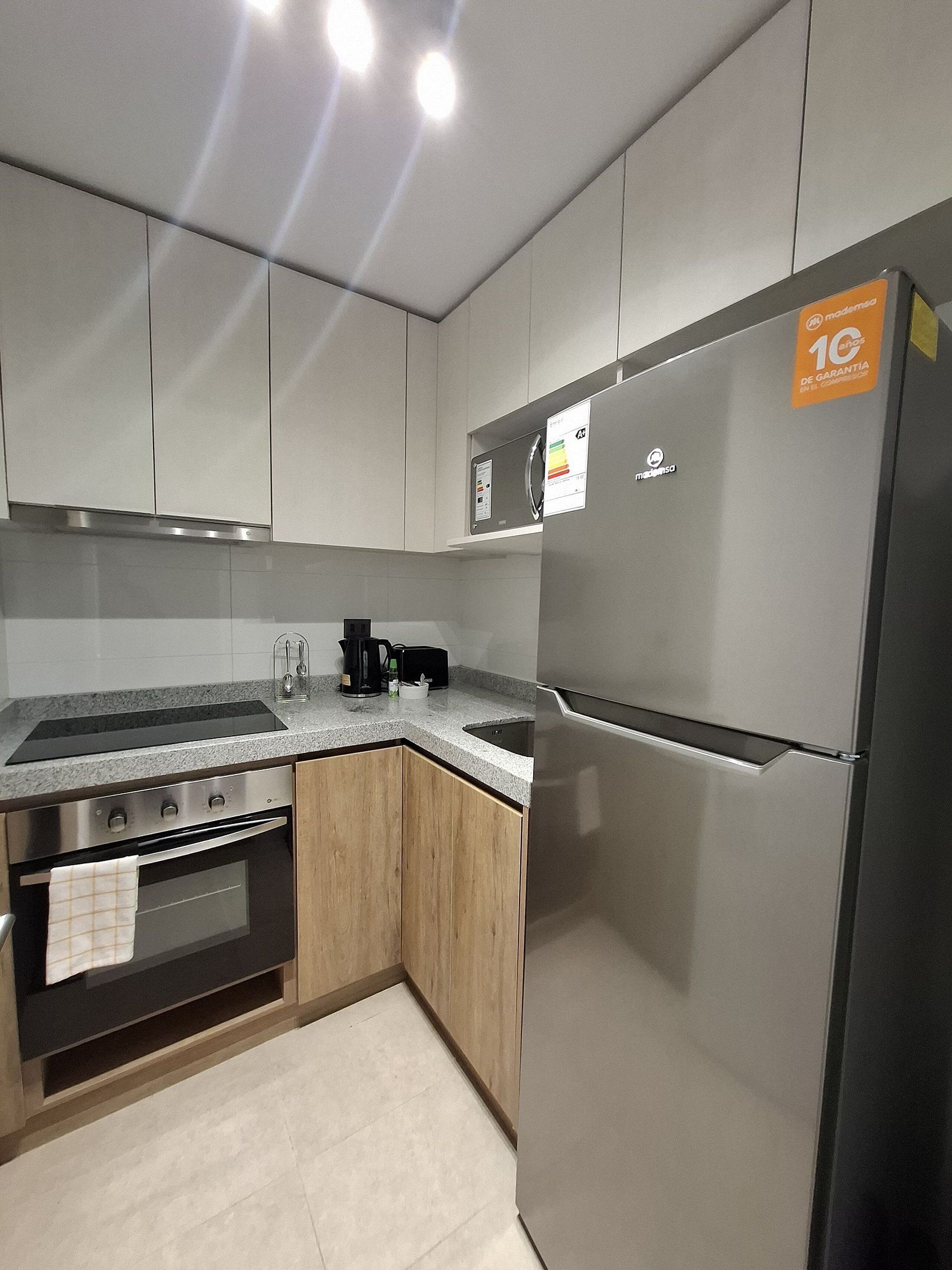 Apartemen Comfort | Dapur pribadi | Lemari es, microwave, oven, dan kompor