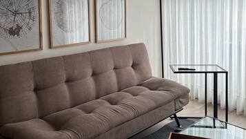 Comfort-Apartment | Wohnbereich | 55-Zoll-Smart-TV mit Digitalempfang