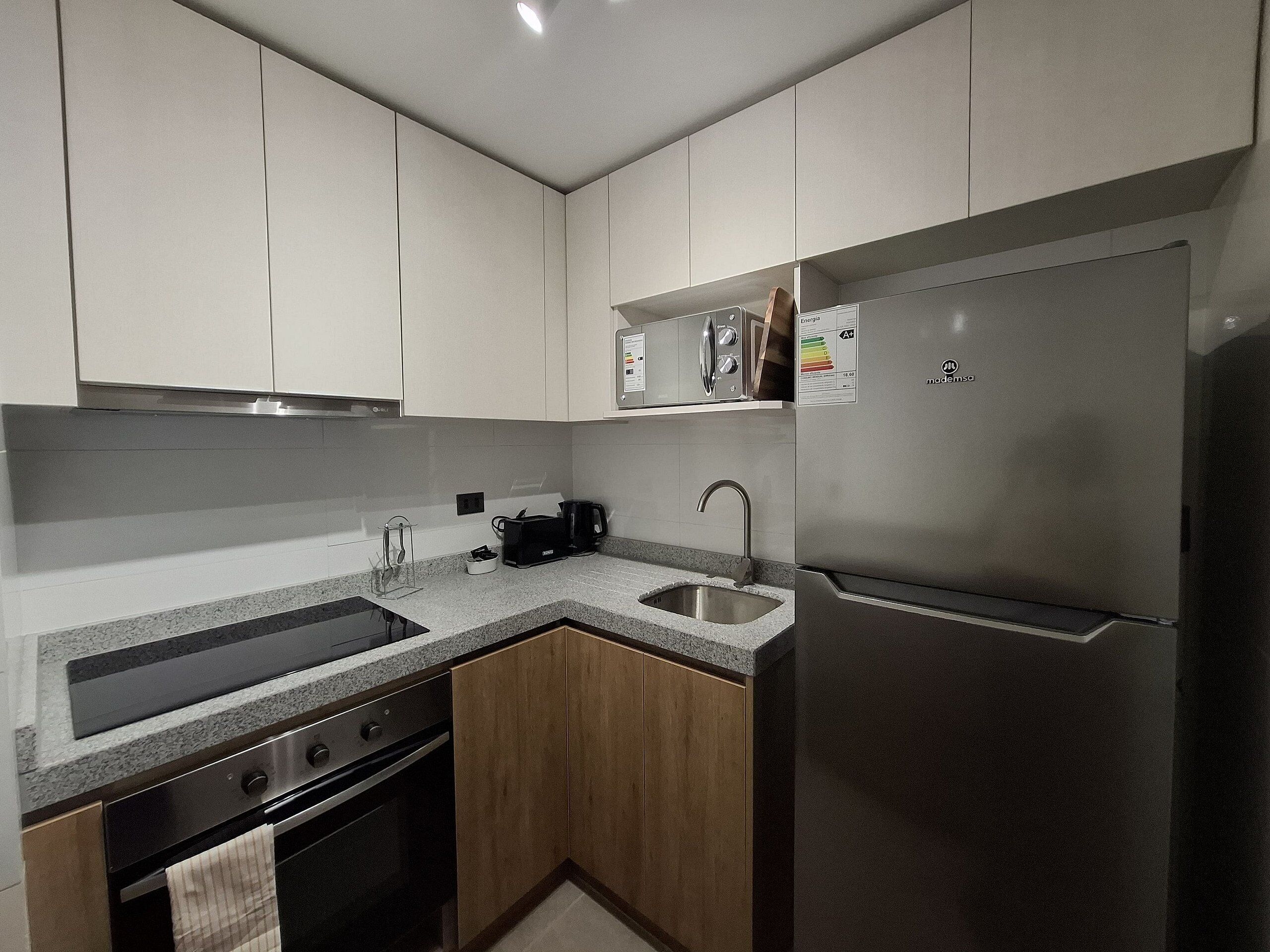 Departamento Confort | Cocina privada | Refrigerador, microondas, horno y parrilla de estufa 