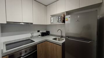 Departamento Confort | Cocina privada | Refrigerador, microondas, horno y parrilla de estufa