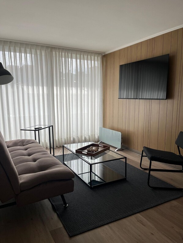 Comfort Apartment | Living area | 55-inch Smart TV with digital channels - NM Departamentos Amoblados (Concepción)