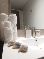 Apartamento conforto | Banheiro | Chuveiro/banheira combinados, chuveiro com efeito de chuva