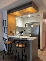 Apartamento | Cozinha privada | Geladeira, micro-ondas, fogão, cooktop