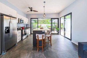 冷蔵庫、電子レンジ、オーブン、コンロ