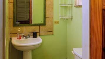 Douche, serviettes fournies, savon, papier toilette