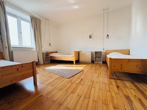 Travel cot, free WiFi, bed sheets