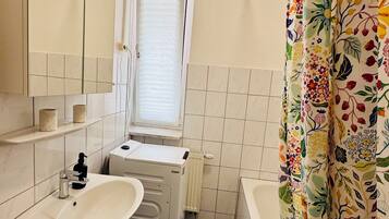 HÄrtork, handdukar, tvÄl och schampo