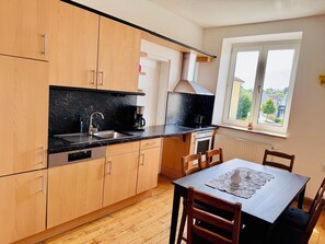 Fridge, oven, stovetop, dishwasher - Grandma's hop parlor (Mainburg)