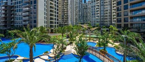Una piscina al aire libre