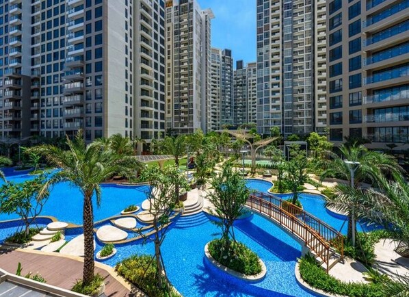 Una piscina al aire libre