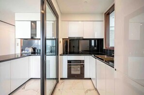 Refrigerador con freezer, microondas, horno, placa de cocina