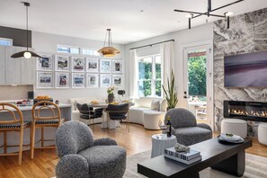 Smart TV, fireplace, books, offices - Charlotte Retreat | Pool, Spa, Gym, Putting Green (Charlotte)