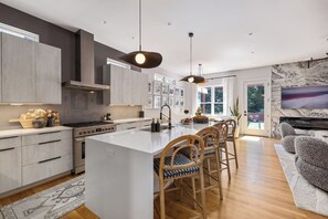 Fridge, microwave, oven, stovetop - Charlotte Retreat | Pool, Spa, Gym, Putting Green (Charlotte)