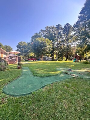 Property grounds - 6min to Uptown |  Acre + Game Deck| Sleeps 10 (Charlotte)