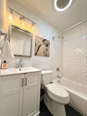 Douche, séchoir à cheveux, serviettes fournies