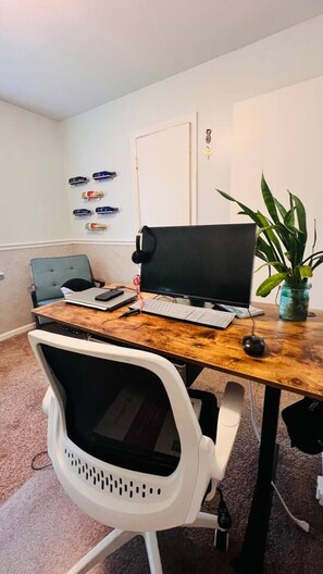 Interior - 6min to Uptown |  Acre + Game Deck| Sleeps 10 (Charlotte)