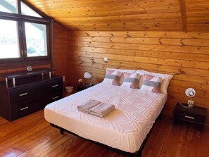 2 bedrooms, iron/ironing board, travel cot, Internet
