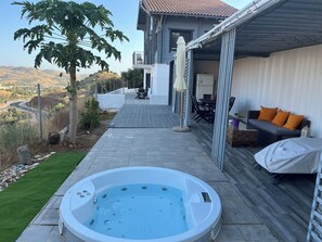 Outdoor spa tub - El Refugio de Lomas del Flamenco (Mijas)