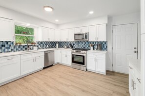 Refrigerador, microondas, horno y parrilla de estufa 