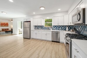 ثلاجة، ميكروويف، فرن، موقد طهي مسطح