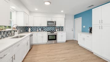 Geladeira, micro-ondas, fogão, cooktop