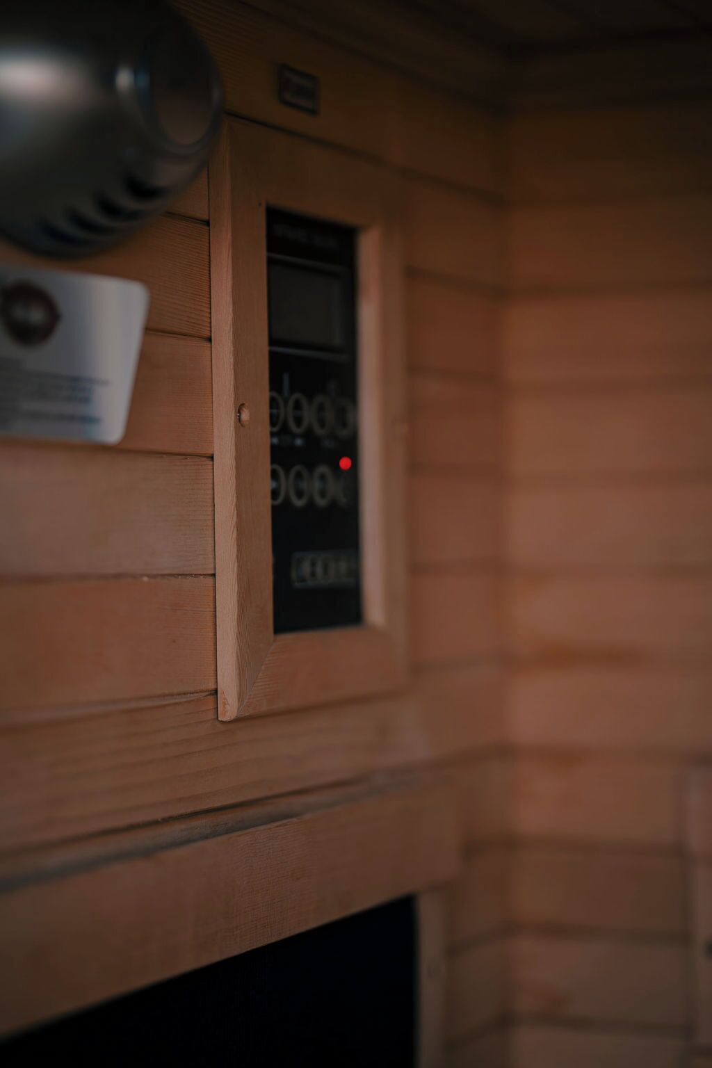 Eine Holzwand mit einem digitalen Display und einem Schild.