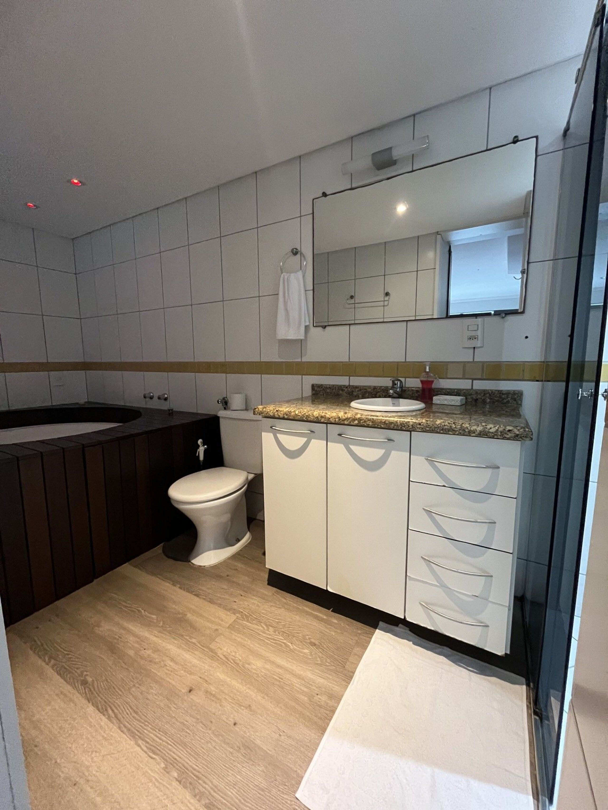 Basic Apartment | Bathroom