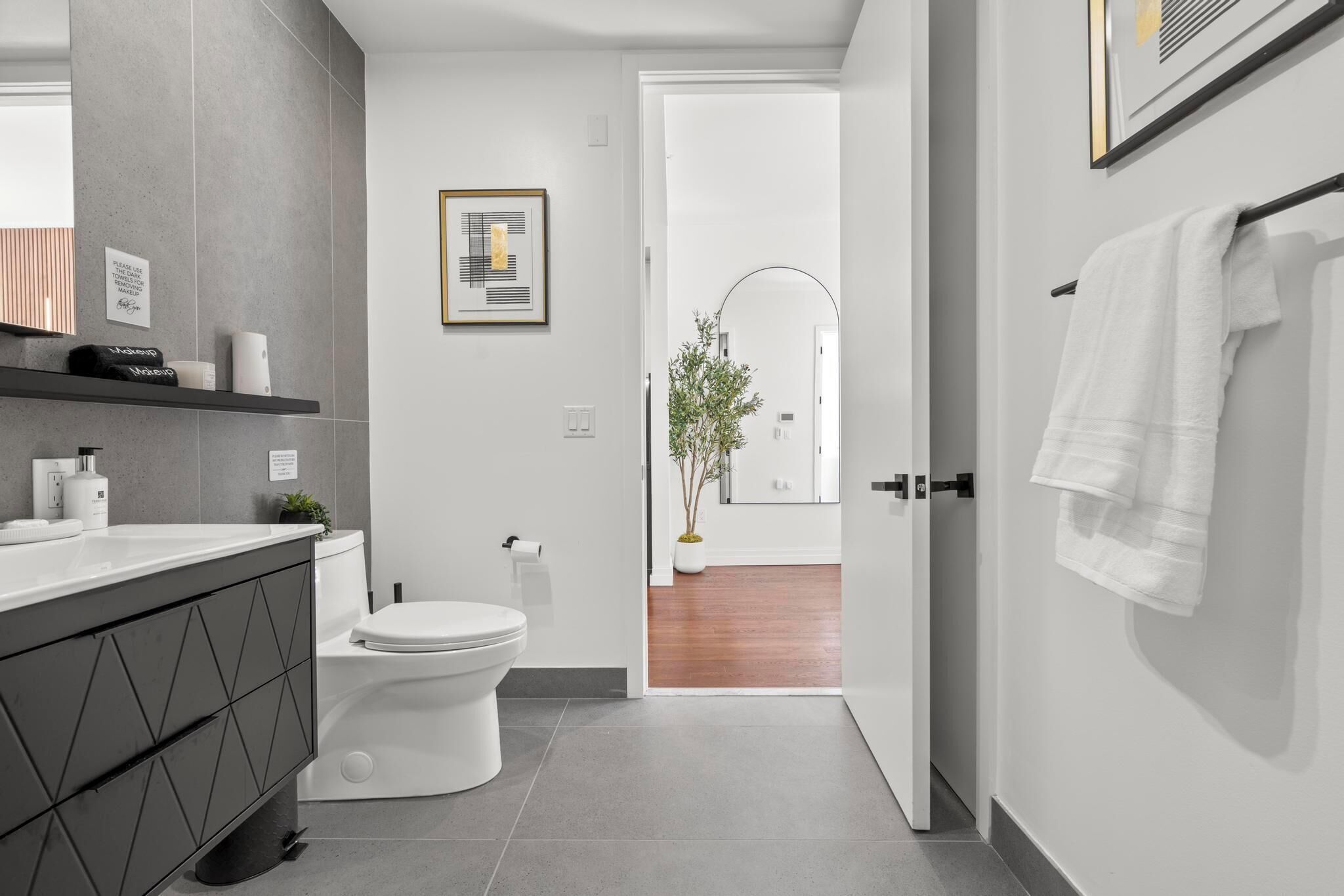 Haartrockner, Handtücher, Seife, Toilettenpapier