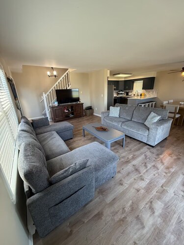 Lakefront Lodge + Sleeps 12 + Bay Views + Hot Tub