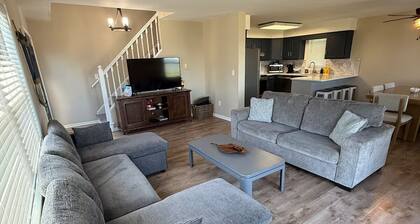 Lakefront Lodge + Sleeps 12 + Bay Views + Hot Tub