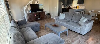 Lakefront Lodge + Sleeps 12 + Bay Views + Hot Tub