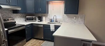 Lakefront Lodge + Sleeps 12 + Bay Views + Hot Tub