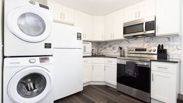 Lavavajillas, cafetera y tetera y comedor