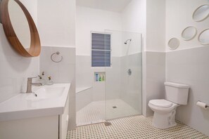 Douche, baignoire à remous, séchoir à cheveux, bidet