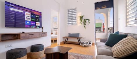 Smart-TV, Kamin, Bücher