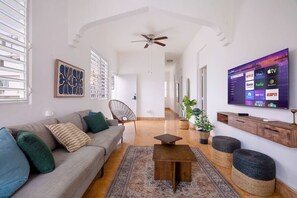 Téléviseur connecté, foyer, livres