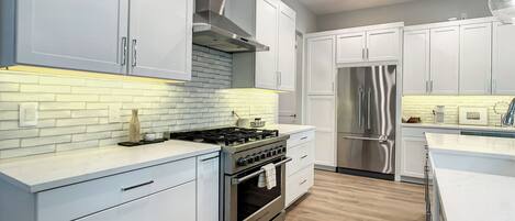 Rumah, Beberapa Tempat Tidur, akses ke kolam renang (Lala at the Beach 512) | Dapur pribadi | Lemari es, microwave, oven, dan kompor