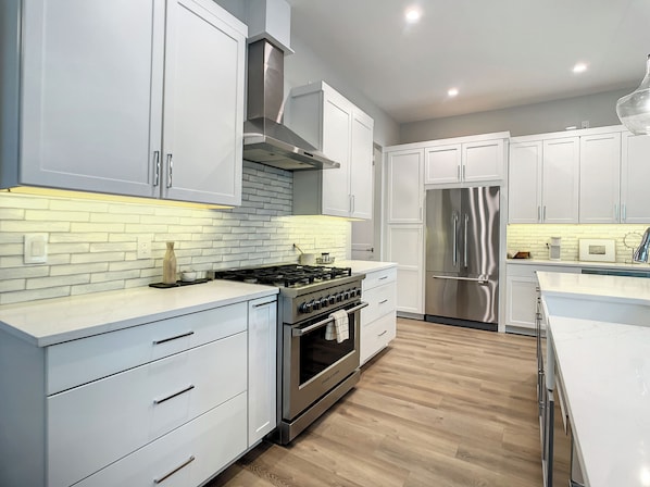 House, Multiple Beds, Pool Access, Pool View (Lala at the Beach 512) | Private kitchen | Fridge, microwave, oven, stovetop