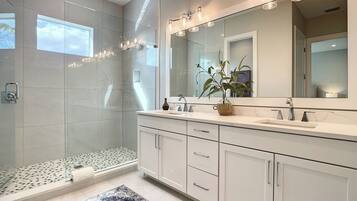 House, Multiple Beds, Pool Access, Pool View (Lala at the Beach 512) | Bathroom | Free toiletries, towels, toilet paper