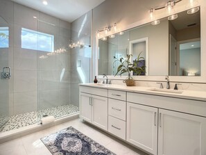 House, Multiple Beds, Pool Access, Pool View (Lala at the Beach 512) | Bathroom - Lala at the Beach 512 (New Smyrna Beach)