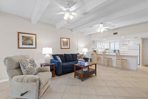 Apartment, 1 Queen-Bett und Schlafsofa, Terrasse, Poolblick (Ocean Club North C104) | Wohnbereich