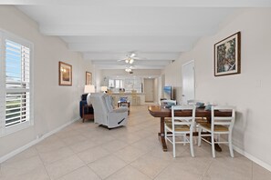 Apartment, 1 Queen-Bett und Schlafsofa, Terrasse, Poolblick (Ocean Club North C104) | Innenbereich