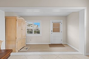 公寓式客房, 1 张大床和 1 张沙发床, 露台, 泳池景观 (Ocean Club North C104) | 住宿内部
