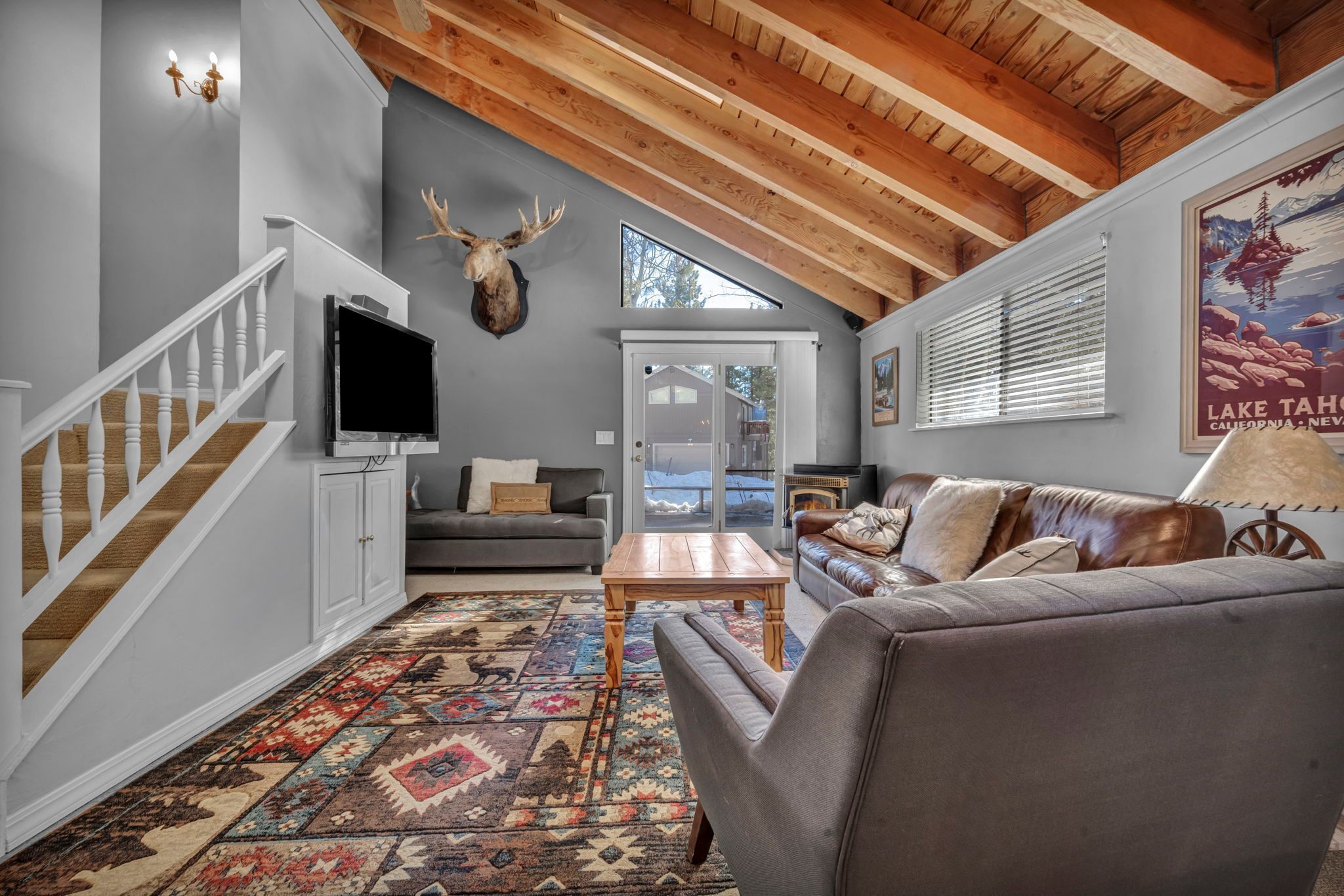 Televisión, libros y oficina 