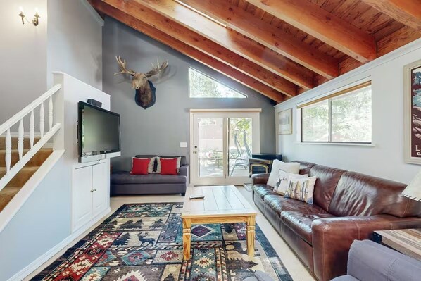 Télévision, livres, espaces bureaux