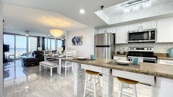 Apartment, Mehrere Betten, Balkon, Meerblick (Oceania Beach Club 409) | Eigene Küche